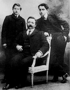 알베르틴의 주요 모델이 된 청년 알프레드 아고스티넬리(오른쪽). 아버지와 남동생과 (1905년)