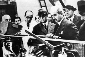 제랄 바야르와 이뇌뉘가 바크르쾨이 천 공장을 방문하다.