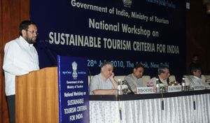 2010년 7월 27일 뉴델리에서 열린 "인도를 위한 지속 가능한 관광 기준"에 대한 2일간의 전국 워크숍 개회식에서 연설하는 술탄 아흐메드 관광부 장관
