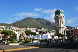 파추카 독립광장과 시계탑