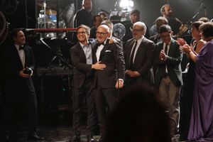 《네루다》의 출연진이 제6회 피닉스상 최고의 영화상을 수상하고 있다.