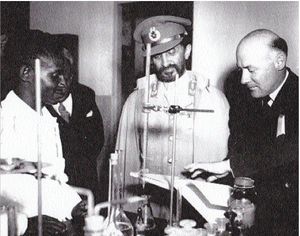 황제 하일레 셀라시에(가운데)와 프랑스계 캐나다인 예수회 신부 루시엔 마테(오른쪽), 1951년 대학교에서