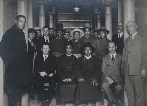 1925년 6월 모스크바를 방문한 최초의 투바 공식 대표단, "투바와 소련 간의 우호 및 협력 조약"에 서명