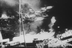 불타는 바리케이드와 소련군 전차