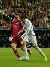 2011년 10월 18일 UEFA 챔피언스 리그 조별 리그 경기에서 크리스티아누 호날두와 레알 마드리드를 상대로 리옹에서 뛰는 셸스트룀.