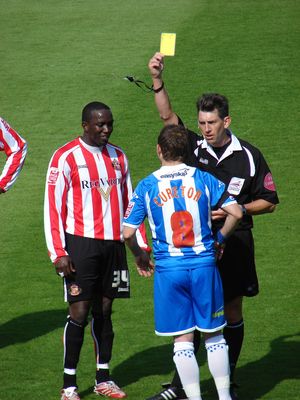 큐레턴이 2007년 콜체스터와 선덜랜드의 경기에서 옐로 카드를 받는 모습