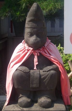 일본에서, 히에 신사의 사루가미와 같은 사찰을 지키는 신성한 원숭이(사루타 비코)의 아이콘.