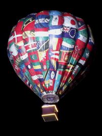 폐막식에서 풍선에 매달린 참가국 국기