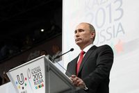 개회 선언을 하는 블라디미르 푸틴.