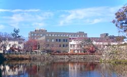 히코네에 위치한 경제학부, 히코네성의 해자와 석벽이 보인다.