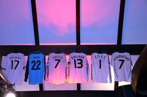 엥케의 등번호 1번 유니폼은 2013년 니더작센슈타디온에서 열린 다른 독일 스포츠 선수들의 유니폼과 함께 전시되었다.