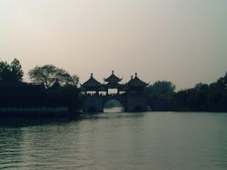 수서호(Slender West Lake) 위의 오정교