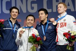 2015년 세계 선수권 대회에서 우승시상식에서 금메달을 든 오타(왼쪽에서 두 번째)