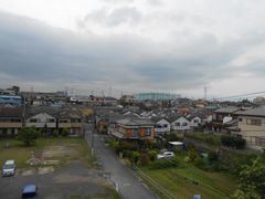 골프 연습장은 주택가에 있는 경우가 많다 (뒤에 보이는 곳은 지바현 지바시 주오구 미야자키초의 "베이스 골프 클럽").