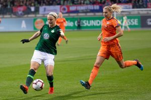 2019년 3월 VfL 볼프스부르크에서 뛰고 있는 닐라 피셔(왼쪽)