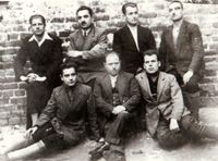 1933년 그리비차 파업 재판의 피고인들, 크라이오바 감옥 뜰에서. 위쪽 줄, 왼쪽부터: 게오르게 바실리치, 두미트루 페트레스쿠, 콘스탄틴 돈체아, 게오르게 게오르기우-데지. 스토이카는 아래쪽 줄 오른쪽에 있다.