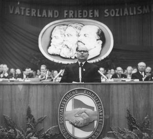 스토이카가 베를린에서 연설하는 모습, 1963년 1월 18일