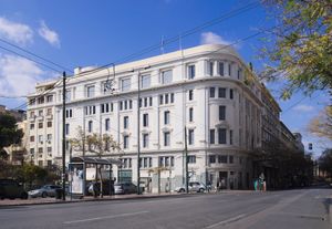 1930년에 설립된 대학 클럽 건물. 이 건물에는 건강 서비스 사무소, 식사 부서, 대학 클럽 열람실 및 학생 문화 협회(POFPA)가 있다.