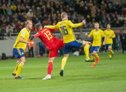 크라프트가 UEFA 유로 2020 예선에서 루마니아와의 경기에서 수비를 하고 있다.