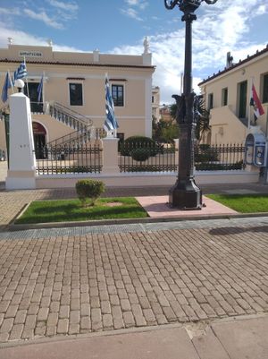 그리스 독립 200주년 기념 축제의 일환으로 펠로폰네소스 아르고스에 게양된 발칸 연방 깃발.