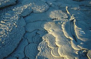 올 도이뇨 렝가이의 굳어진 용암류의 흰 표면, 2001년 8월