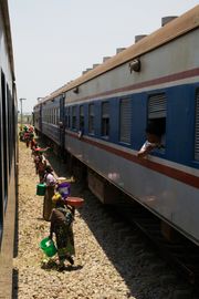 TAZARA 철도변에서 승객들에게 물건을 파는 행상인들