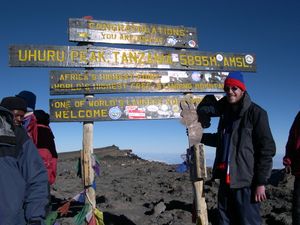 정상 티켓과 등산객(우후루 피크)