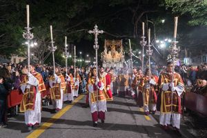 말라가 시의 히타노 형제단의 회원들이 스페인 말라가 성주간 동안 마리아 데 오의 "왕좌"를 행진하는 모습