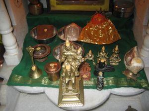 앞쪽에 칸도바가 있는 마라티 가정 신사