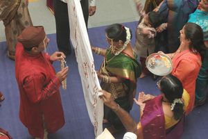 마라타 힌두교 결혼식의 일부인 안타르파트 및 맘갈라슈타카 의식, 하객들이 신랑 신부를 함께 축복하는 모습