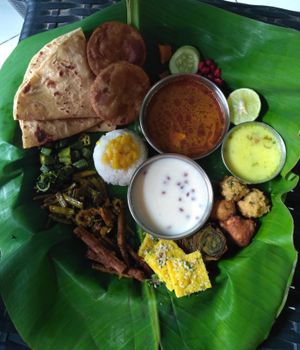 피트루 팍샤 의식 중 조상에게 바치는 나이베댜(음식 공양)