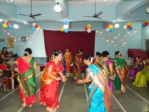 슈라반 달의 망갈라 가우리 축제 밤에 짐마를 연주하는 여성