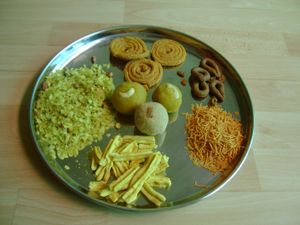 전형적인 디왈리 스낵(파랄) 접시. 시계 방향으로 위에서부터: 차클리, 카돌리, 세브, 가티, 치브다 그리고 중앙에는 노란색 베산과 흰색 라바 라두가 있다.