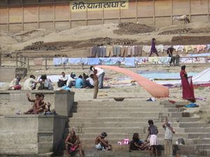 바라나시 갠지스강둑을 따라 목욕하고 옷을 빠는 사람들