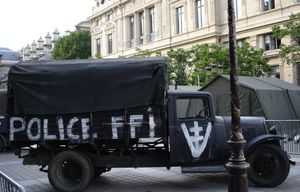 자유 프랑스군(FFI)과 승리를 뜻하는 V자가 표시된 트럭