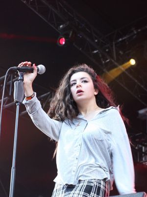 2013년 Positivus Festival에서 공연하는 찰리 XCX