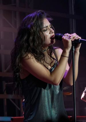 2014년 MTV에서 공연하는 찰리 XCX