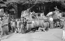 독일군의 공격을 피해 자주포 옆에 숨는 파리 시민