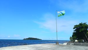 발바네로 바르가스 공원에서 바라본 우비타 섬. 리몬의 깃발이 있는 깃대도 보인다.