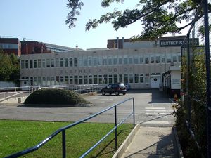 "Bohemian Rhapsody" 뮤직 비디오는 1975년 11월 엘스트리 스튜디오에서 촬영되었다.