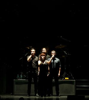 퀸 익스트라바간자가 2012년 디트로이트 폭스 극장에서 이 곡을 연주하고 있다.