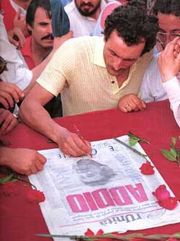 베를링구에르의 장례식에서 l'Unità의 머릿기사를 읽는 이탈리아 공산주의자들