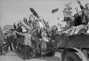 네덜란드 민간인들이 아인트호벤의 해방을 축하하고 있다.