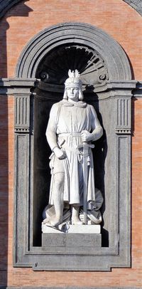 에마누엘레 카지아노 (1888)가 제작한 프리드리히 2세의 나폴리 왕궁 조각상