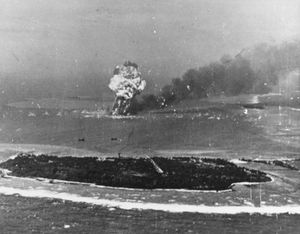 1943년 12월 콰잘레인 석호에서의 전투. 선박이 폭발했다.