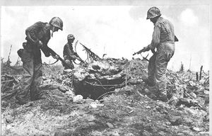 제2차 세계 대전 중 일본으로부터 콰잘레인 환초를 점령한 후 벙커를 검사하는 미군 보병