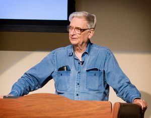 윌슨이 플로리다주 월턴 카운티의 노쿠스 농장에 있는 바이오필리아 센터(Biophilia Center) 개관식에서 연설하고 있다.