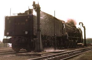 SNCF 241P급과 34P 보조 보일러, 급수기에서 채워지고 있다(프랑스 낭트 블로테로, 1969년 8월)