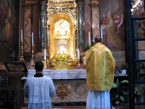 제대 왼편에서 독서를 봉독하는 사제