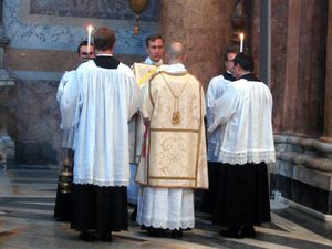 제대 오른편에서 복음을 봉독하는 부제